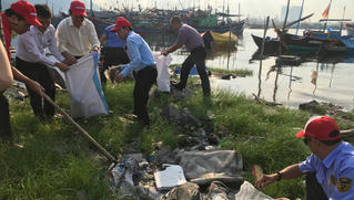 Hơn 2.000 người tham gia làm sạch môi trường biển Đà Nẵng