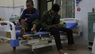 Khung sắt quán ăn vướng dây điện, 1 người chết, 10 người nhập viện