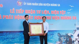  Tiếp nhận tư liệu, hiện vật và phát động xây dựng Thư viện Hoàng Sa