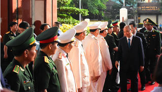 Thủ tướng Nguyễn Xuân Phúc 'xông đất', chúc Tết lực lượng vũ trang và nhân dân Đà Nẵng