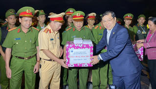 Lãnh đạo TP Đà Nẵng thăm, động viên các lực lượng làm nhiệm vụ đêm giao thừa