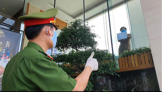 “Các anh công an ơi. Mua giúp em 1 bát cháo cho 1 em bé với ạ” 