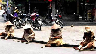 Công an mời nhóm phụ nữ diễn trò ăn xin phản cảm ở Hội An lên làm việc