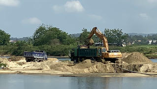 Phản hồi sau bài báo của PLVN: Bí thư Thành ủy Quảng Ngãi 'lệnh' xử lý khai thác cát trái phép