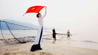 Người dân, du khách Đà Nẵng nhẹ nhàng xuống phố chào mừng ngày 30/4