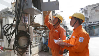 Đình chỉ công tác Phó giám đốc Công ty Điện lực Quảng Bình và Giám đốc Điện lực Đồng Hới