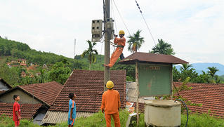Công nhân điện - Nghề lắm nỗi gian truân