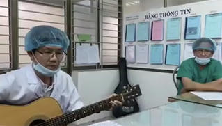 Xúc động nghe bác sĩ đàn hát “Đà Nẵng ngày bão dông” từ tâm dịch