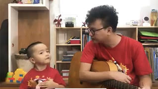 Hai cha con hát 'Đà Nẵng ơi cả nước ở cạnh bên' lay động hàng triệu con tim 