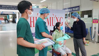 Đà Nẵng: Sản phụ mắc Covid-19 khỏi bệnh và xuất viện cùng con