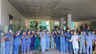 Xúc động hình ảnh y bác sĩ bật khóc trong giây phút Bệnh viện Đà Nẵng được gỡ lệnh phong tỏa