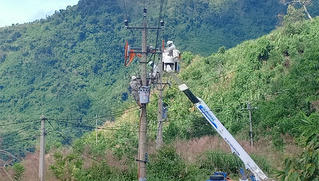 Điện lực Trà Bồng: Di dời máy cắt phân đoạn Trà Phong và xử lý tiếp xúc trên lưới điện