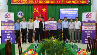 EVNGENCO 2 trao tặng 80 máy tính cho các trường học tại  Phú Yên và Bình Định