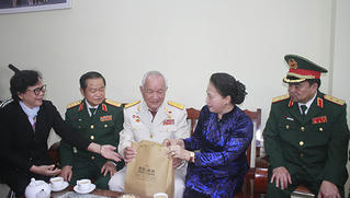 Chủ tịch Quốc hội thăm và làm việc Bộ Tư lệnh Quân khu V