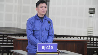 Ghen tuông vợ có nhân tình, người đàn ông cầm dao cứa cổ