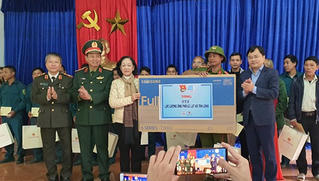 Đoàn công tác Trung ương thăm và hỗ trợ người dân Trà Leng