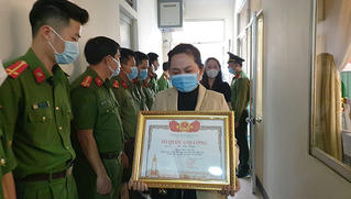 Trao tặng Bằng Tổ quốc ghi công cho thân nhân 2 liệt sĩ Công an Đà Nẵng