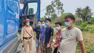 5 người từ vùng có dịch trốn trong cabin container để tránh chốt kiểm soát COVID-19