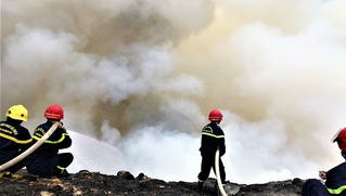 Cháy đỏ rực tại bãi rác lớn nhất Đà Nẵng, cột khói khổng lồ trùm khu dân cư