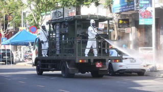 Chùm ảnh: Bộ đội khử khuẩn đường phố, chặn 'giặc COVID-19' ở Đà Nẵng