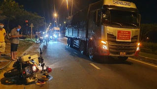 Tài xế xe tải né trạm thu phí, tông CSGT bị thương