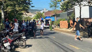 Thi thể nam thanh niên bán khỏa thân cạnh công trình xây dựng