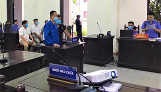 Tài xế nhốt CSGT trên xe khách, tông chốt kiểm dịch COVID-19 lĩnh 18 tháng tù