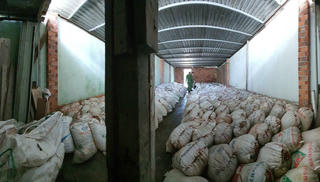 Phát hiện kho chứa 15 tấn tương ớt siêu bẩn chuẩn bị tiêu thụ tại các chợ ở Đà Nẵng