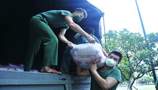 Chuyến hàng nặng nghĩa của Quân khu 5 gửi vào tâm dịch TP. HCM