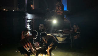 Nam nhân viên giao hàng nhảy cầu Thuận Phước trong đêm