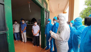 Chủ tịch tỉnh Quảng Nam thăm và tặng quà bà con đồng hương trở về từ TP HCM