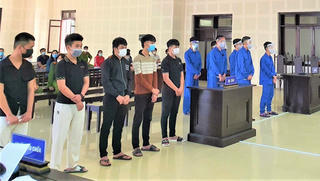 Nhóm "sửu nhi" chia nhau 70 năm tù vì trêu ghẹo bạn gái