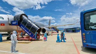 Đà Nẵng đón 406 người từ TP.HCM về quê miễn phí bằng máy bay