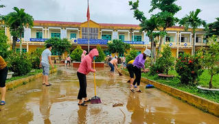 Cảnh người dân Quảng Nam gấp rút khắc phục hậu quả mưa lũ