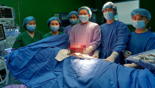 Thiếu niên 16 tuổi phải ngủ ngồi vì khối u khổng lồ trong lồng ngực