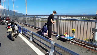 Cô gái trẻ nhảy cầu Thuận Phước trước sự ngỡ ngàng của người đi đường