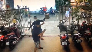 Con gái vay tiền, cha bị côn đồ đến đòi nợ và rượt đánh