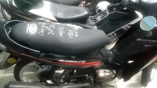 Vợ bị giật túi xách, chồng truy đuổi tông ngã tên cướp