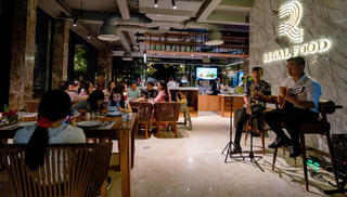 Có gì bên trong Regal Food - Tổ hợp tiện ích mua sắm, ẩm thực, giải trí đẳng cấp thế giới 