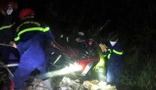 Vào bãi đất hoang dạo chơi, xe máy của đôi nam nữ học sinh lao xuống vực sâu