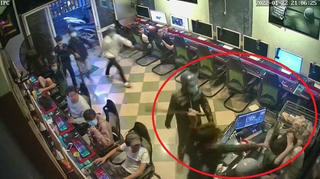 Mâu thuẫn trên Facebook, nhóm "sửu nhi" xông vào quán Internet chém người