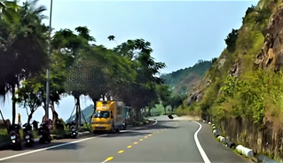 Đang lái ôtô trên bán đảo Sơn Trà, hoảng hồn khi thấy đá đổ lăn xuống đường