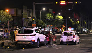 Ô tô "điên" gây tai nạn liên hoàn trước trụ đèn tín hiệu giao thông