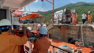 Cấp cứu kịp thời 2 ngư dân gặp nạn nguy kịch khi đang hành nghề trên biển