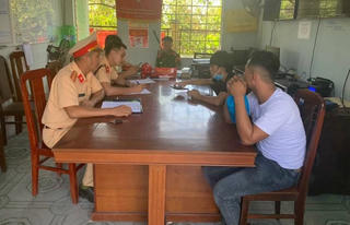 Vừa lái xe bằng chân vừa vái lạy, 'quái xế' bị phạt 10 triệu đồng