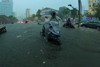 Đường phố Đà Nẵng thành 'sông' do mưa lớn, hàng loạt phương tiện chết máy