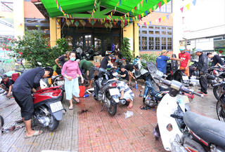 Ấm lòng nhiều điểm sửa xe miễn phí cho người dân Đà Nẵng sau mưa lũ lịch sử