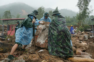 Bộ đội 'dầm mưa' giúp người dân lật đá tìm mồ mả bị vùi lấp ở Đà Nẵng