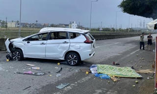 Xe ô tô tông giải phân cách, 5 người thương vong