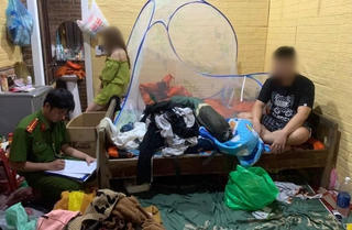  Thanh niên thủ súng, đánh cướp iPhone, vàng của vợ hờ